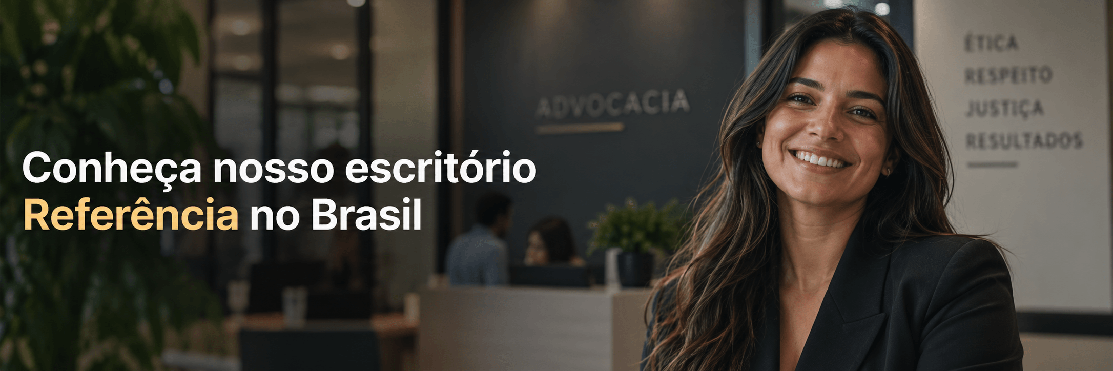 Conheça nosso escritório, referência no Brasil — advogada sorrindo na recepção do escritório